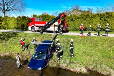 Verkehrsunfall in Perg: Fahrzeug landet im Naarnfluss PANC-19700101020096795-006.jpg