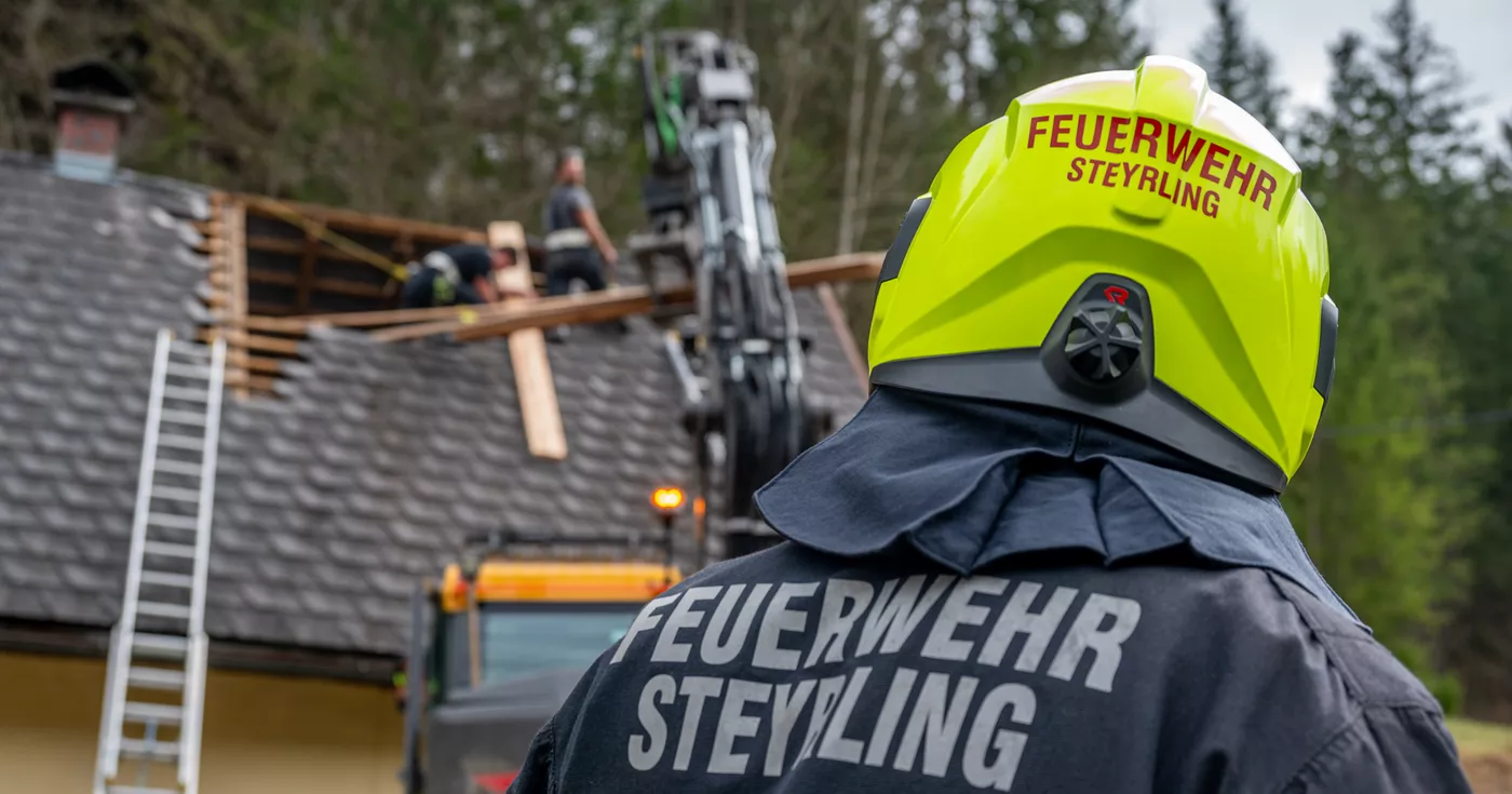 Titelbild: Sturmfront zieht über Oberösterreich – Feuerwehr und Bergrettung im Einsatz