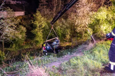 Fahrzeug über steile Böschung gestürzt BRANDSTAETTER-20240402-67.jpg