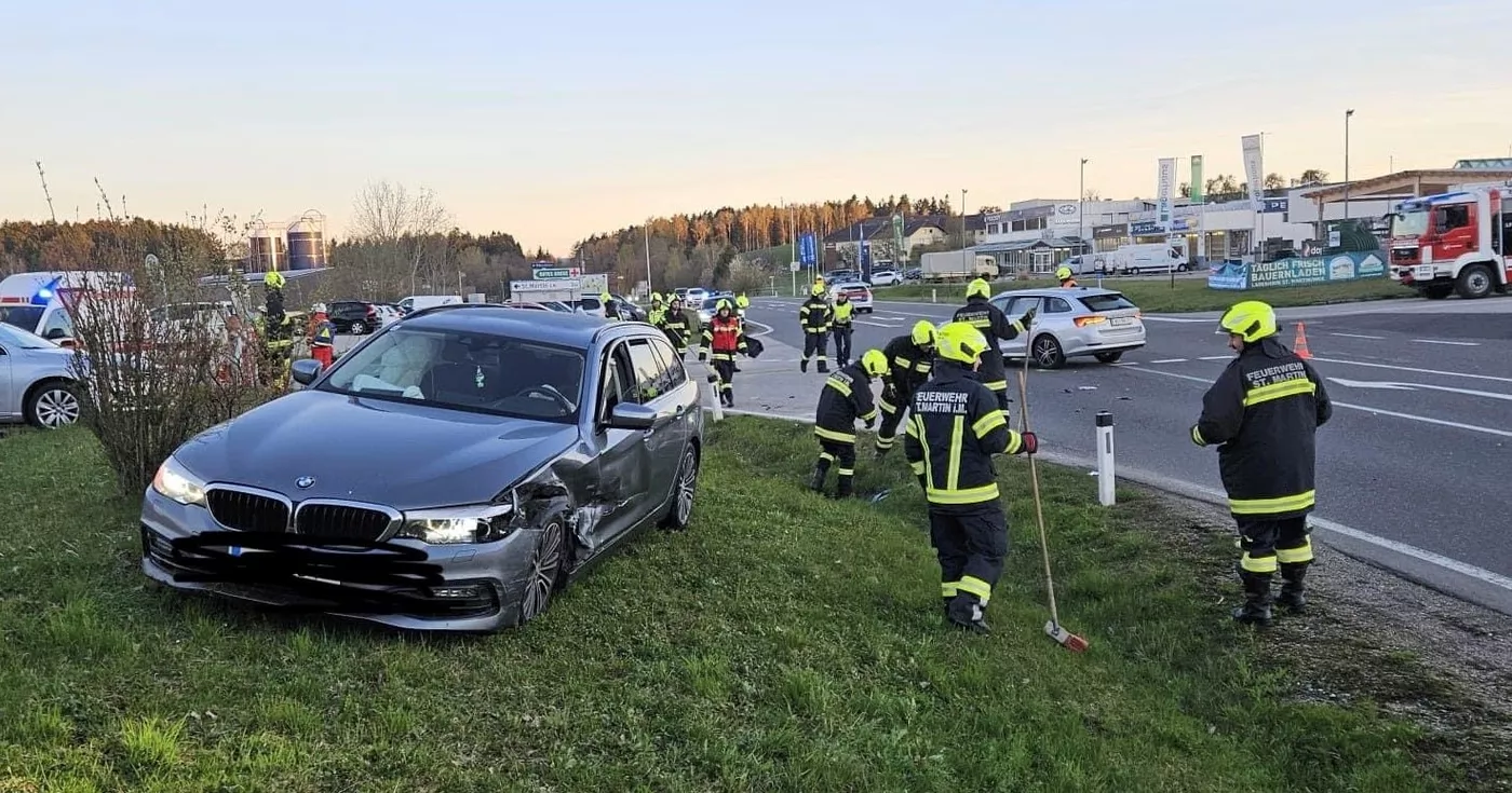 Titelbild: Verkehrsunfall B127 bei Sankt Martin im Mühlkreis