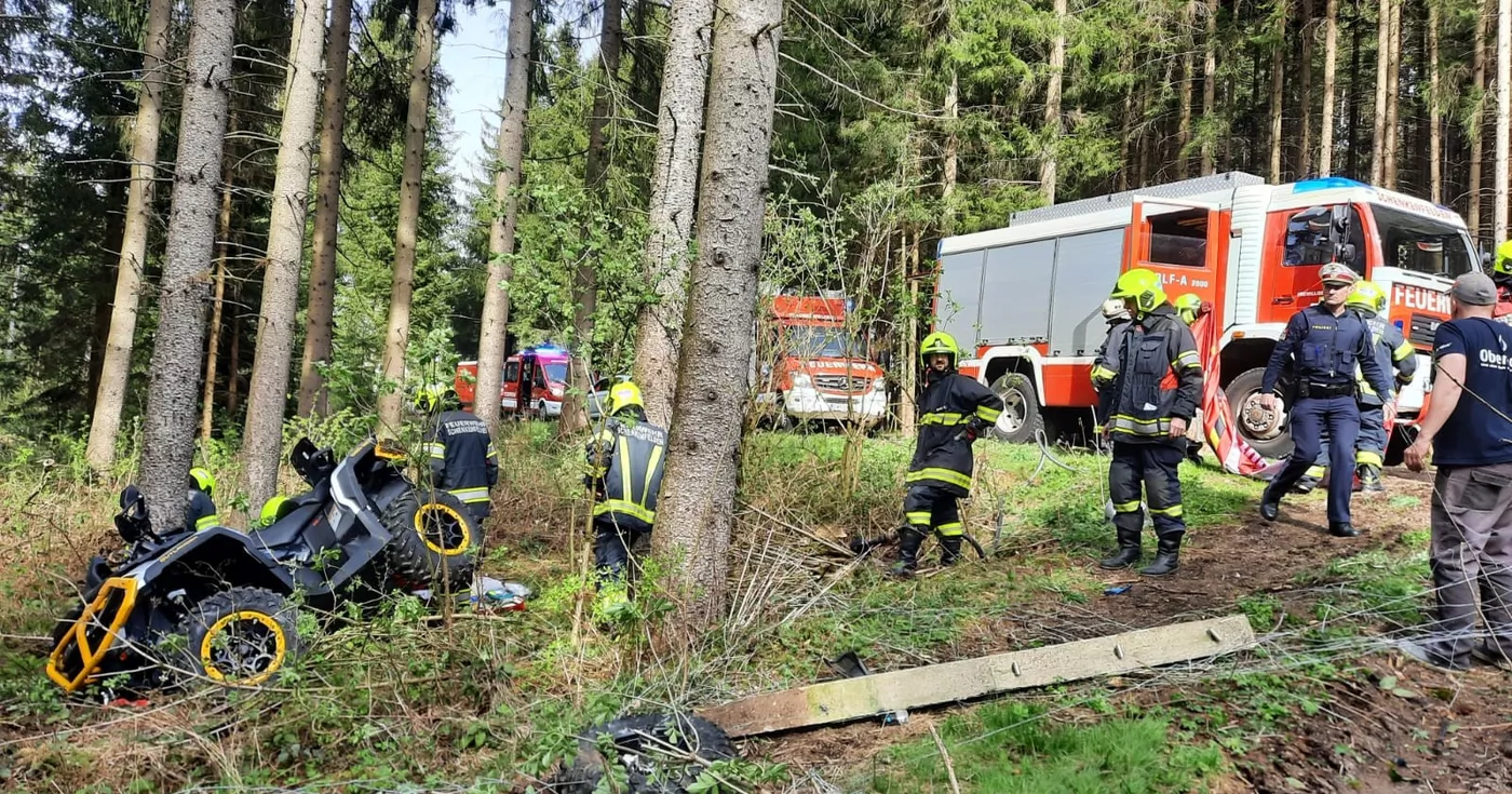Titelbild: Schwerer Verkehrsunfall im Wald: Feuerwehr Schenkenfelden und Reichenau im Einsatz