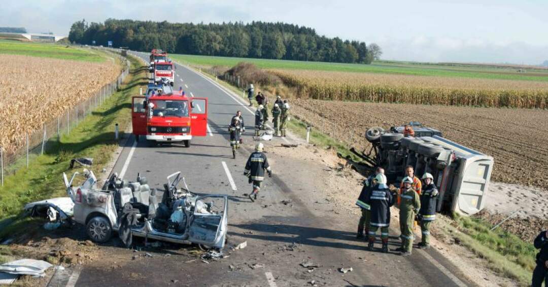 Titelbild: Erdgasauto fängt nach Frontalkollision mit Lkw Feuer - Lenker tot