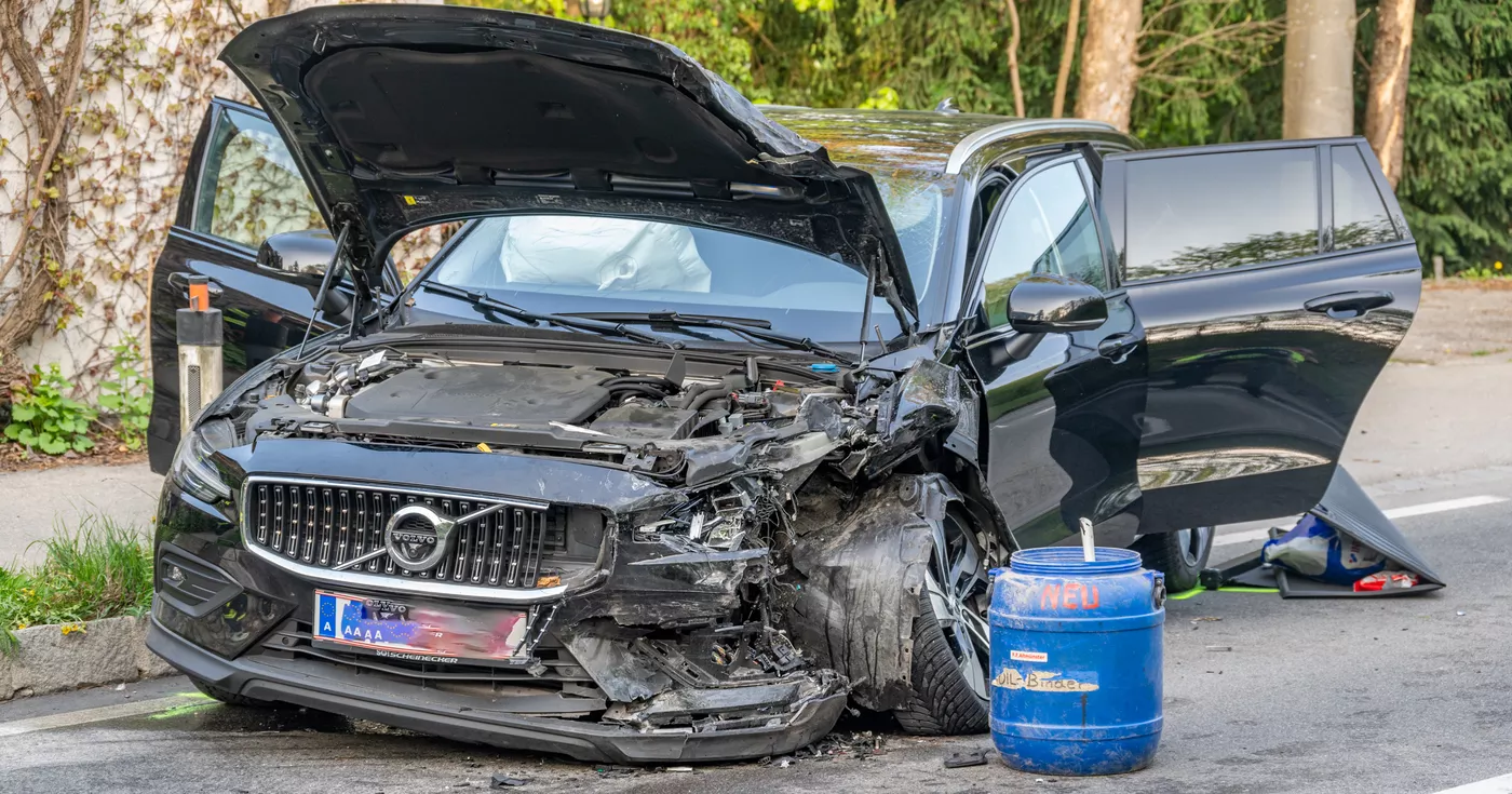 Titelbild: Verkehrsunfall in Altmünster - Drei Personen verletzt