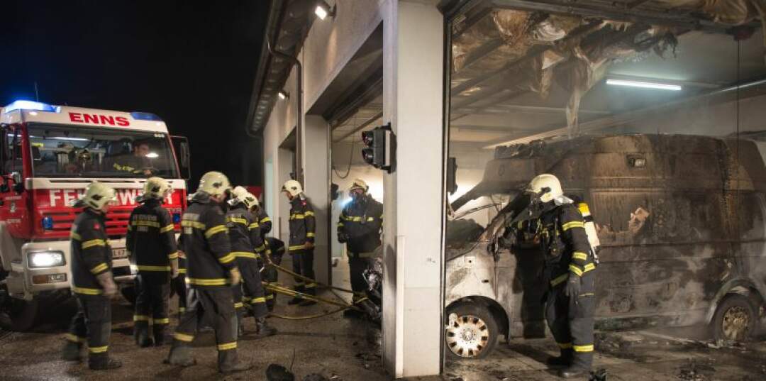 Titelbild: Rettungswagen bei Brand in Rotkreuz-Halle zerstört