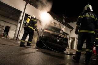 Rettungswagen bei Brand in Rotkreuz-Halle zerstört brand-rettungswagen_16.jpg