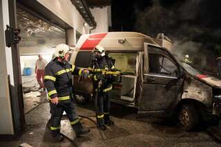 Rettungswagen bei Brand in Rotkreuz-Halle zerstört brand-rettungswagen_19.jpg