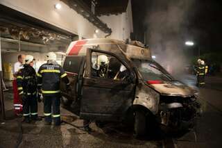 Rettungswagen bei Brand in Rotkreuz-Halle zerstört brand-rettungswagen_20.jpg