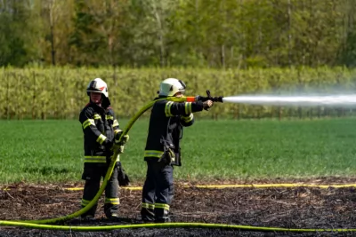 Feuerwehren im Einsatz gegen Vegetationsbrand A7403233-2400.jpg
