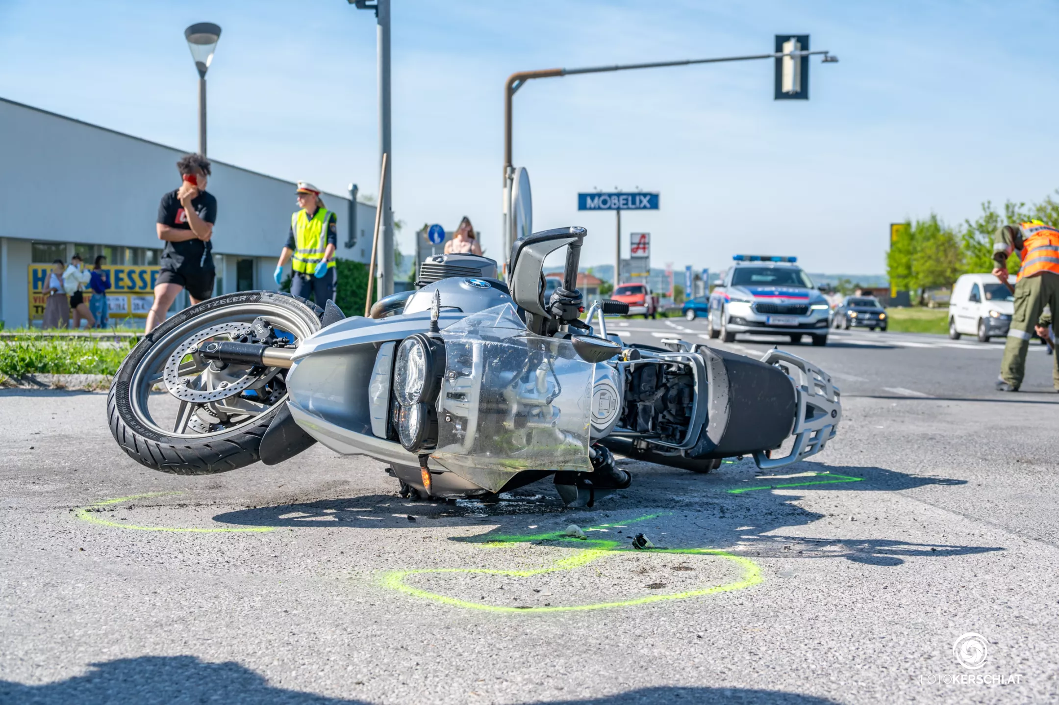 Kreuzungskollision in Micheldorf fordert verletzten Motorradfahrer