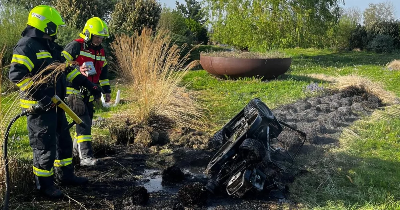 Titelbild: Einsatzbericht Neukematen: Feuerwehr löscht brennenden Rasenmäher