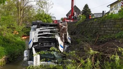 LKW-Sattelzug überschlagen und in Gusen gestürzt PANC-202404181709-021.jpg
