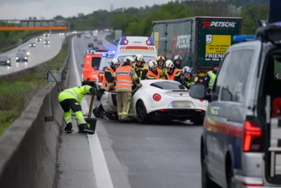 Verkehrsunfall auf der A1 Westautobahn bei Linz FOKE-2024042008145014-007.jpg