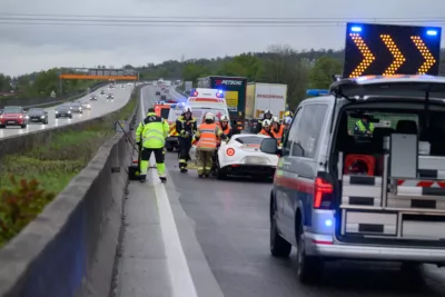 Verkehrsunfall auf der A1 Westautobahn bei Linz FOKE-2024042008145015-008.jpg