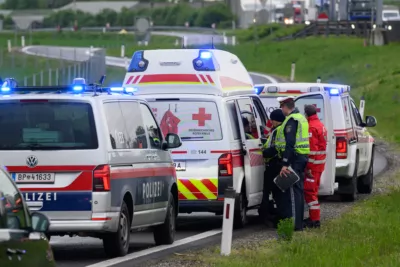 Verkehrsunfall auf der A1 Westautobahn bei Linz FOKE-2024042008185031-020.jpg
