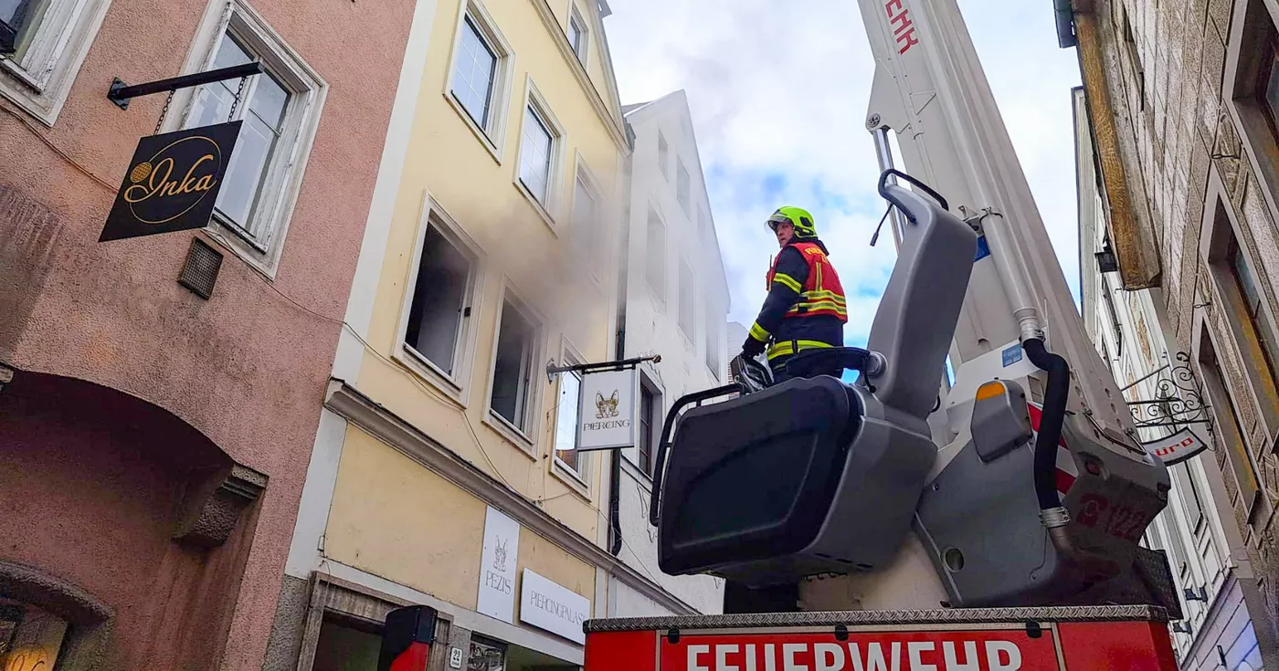 Titelbild: Feuerwehreinsatz bei Wohnungsbrand im Stadtzentrum von Steyr
