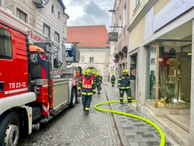 Feuerwehreinsatz bei Wohnungsbrand im Stadtzentrum von Steyr MADER-19700101020099380-016.jpg