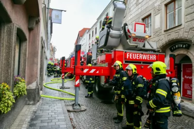 Feuerwehreinsatz bei Wohnungsbrand im Stadtzentrum von Steyr MADER-20240420000099389-039.jpg
