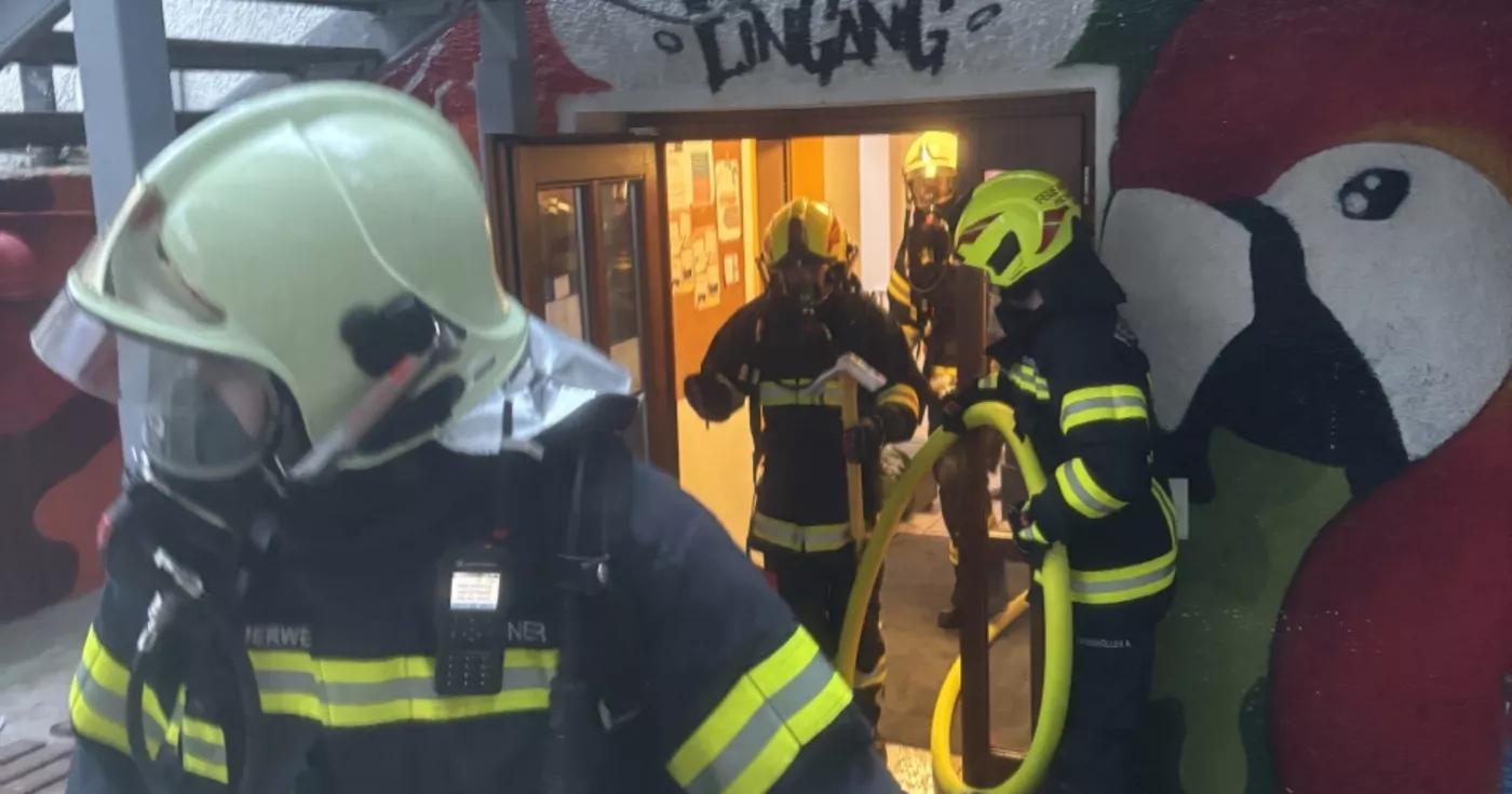 Titelbild: Puchenau: Einbrecher zündeten Rauchbomben in Jugendzentrum
