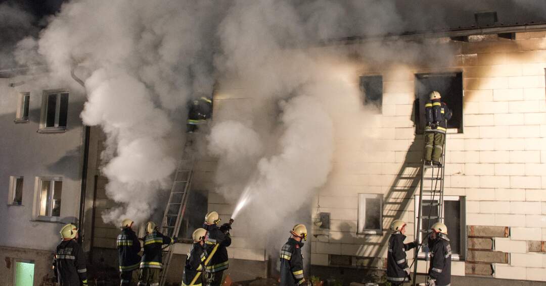 Titelbild: Brand vernichtet gesamten Wohnbereich während Besitzer in der Backstube arbeitet.