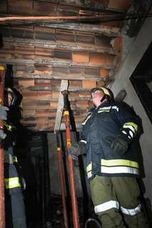 Brand vernichtet gesamten Wohnbereich während Besitzer in der Backstube arbeitet. wohnhausbrand-gruenbug_37.jpg