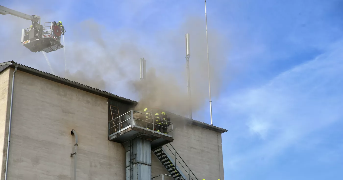 Titelbild: Dachbrand fordert Einsatz von mehreren Feuerwehreinheiten