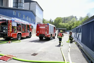 Dachbrand fordert Einsatz von mehreren Feuerwehreinheiten foke-100331.jpg