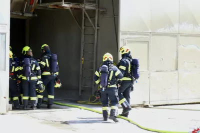 Dachbrand fordert Einsatz von mehreren Feuerwehreinheiten foke-100332.jpg