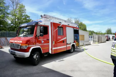 Dachbrand fordert Einsatz von mehreren Feuerwehreinheiten foke-100335.jpg