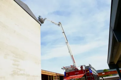 Dachbrand fordert Einsatz von mehreren Feuerwehreinheiten foke-100336.jpg