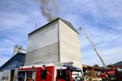 Dachbrand fordert Einsatz von mehreren Feuerwehreinheiten foke-100340.jpg