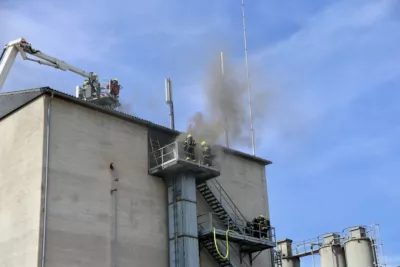Dachbrand fordert Einsatz von mehreren Feuerwehreinheiten foke-100347.jpg