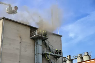 Dachbrand fordert Einsatz von mehreren Feuerwehreinheiten foke-100355.jpg