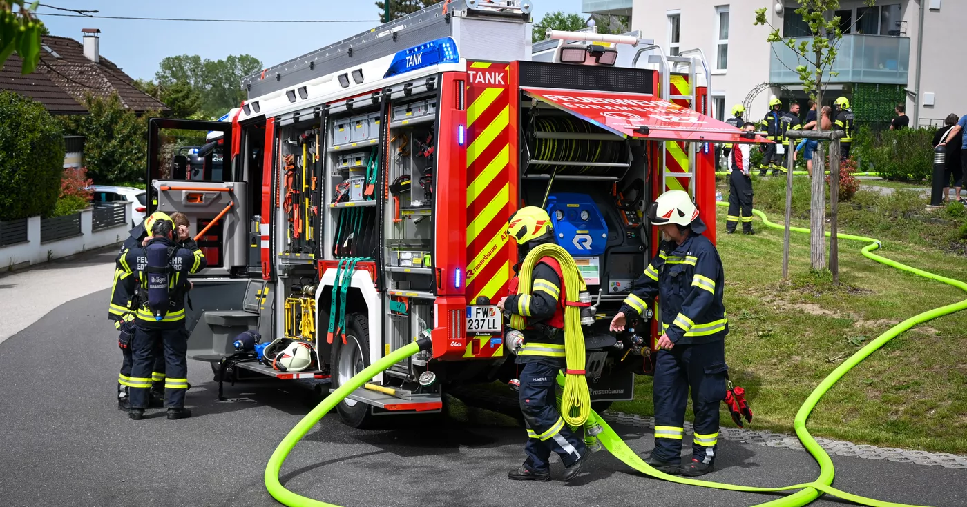 Titelbild: Nachbarn verhindern durch rasches Eingreifen schlimmeres bei Balkonbrand in Schönering