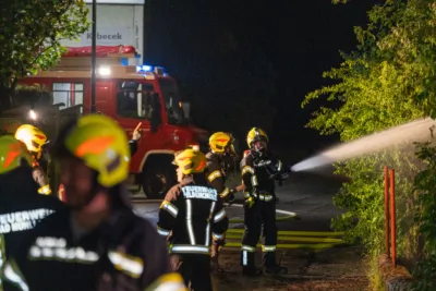 Stadel in Flammen: Feuerwehren verhindern Großbrand A7403705-2400.jpg
