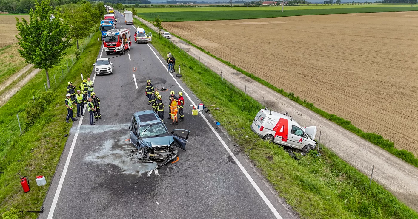 Titelbild: Schwerer Verkehrsunfall in Kronstorf fordert mehrere Verletzte