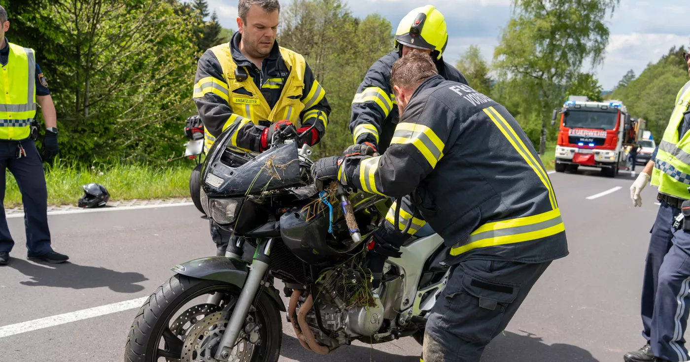 Titelbild: Motorradfahrer in Vorderweissenbach tödlich verunglückt