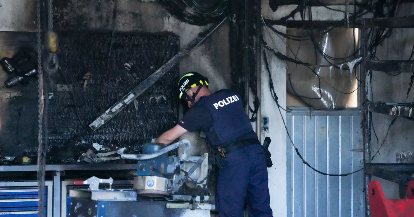 Titelbild: Werkstättenbrand in Herzogsdorf: Feuerwehren verhindern Schlimmeres