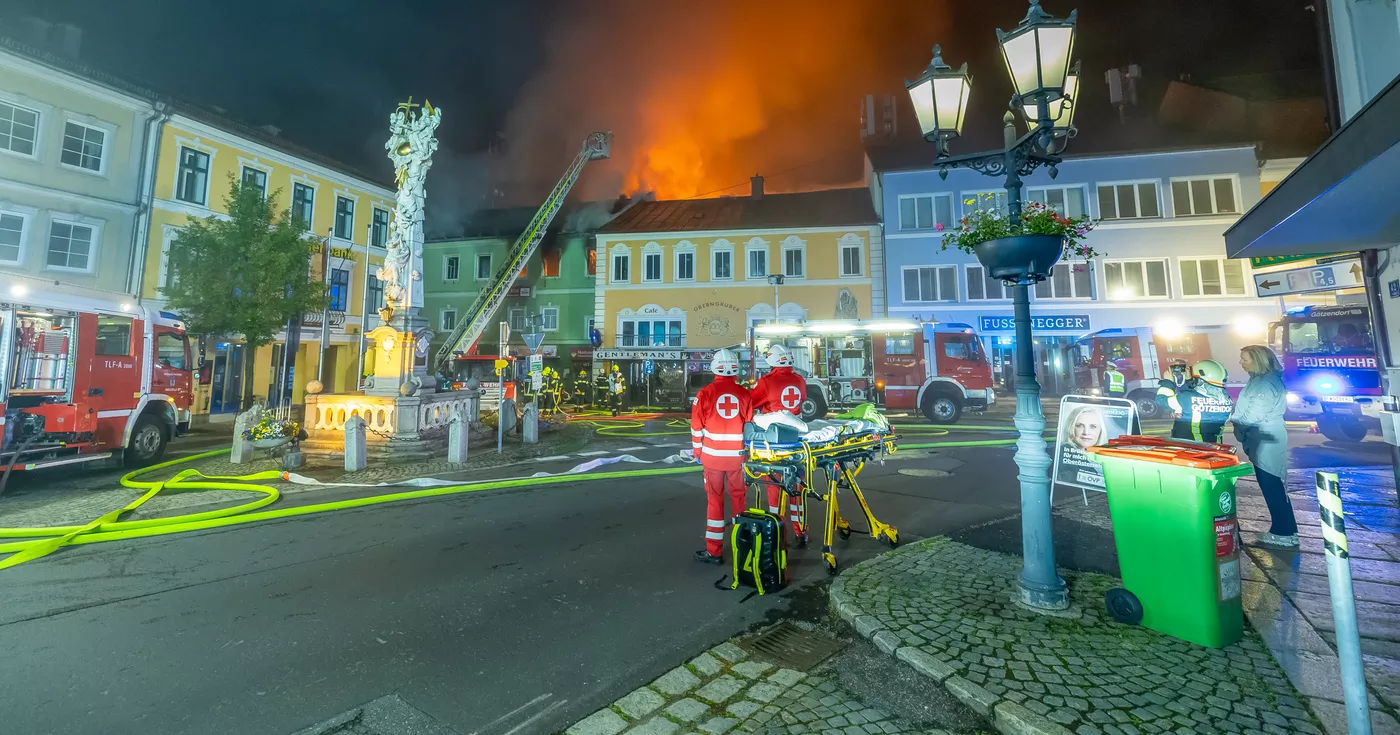 Titelbild: Gebäude am Stadtplatz von Rohrbach in Flammen