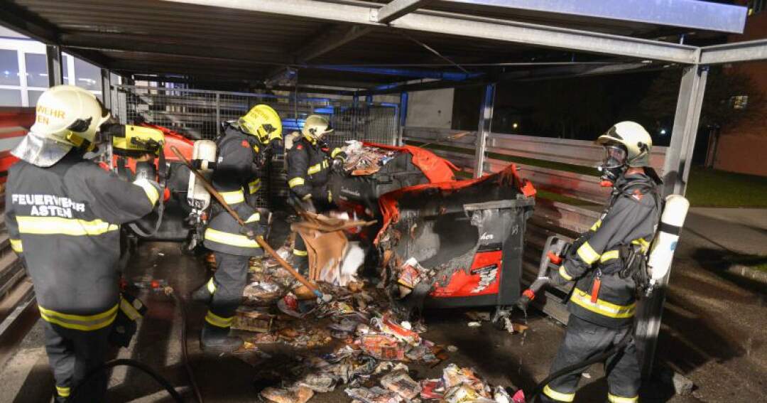 Titelbild: Papiercontainer bei Gemeindeamt in Flammen