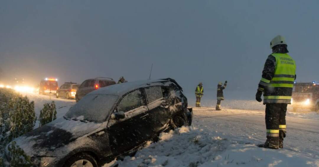 Titelbild: Verletzte und Verkehrschaos nach kurzen Schneesturm