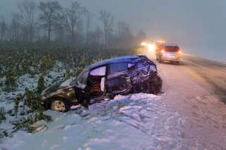 Verletzte und Verkehrschaos nach kurzen Schneesturm unfall-ipf-landesstrasse_03.jpg