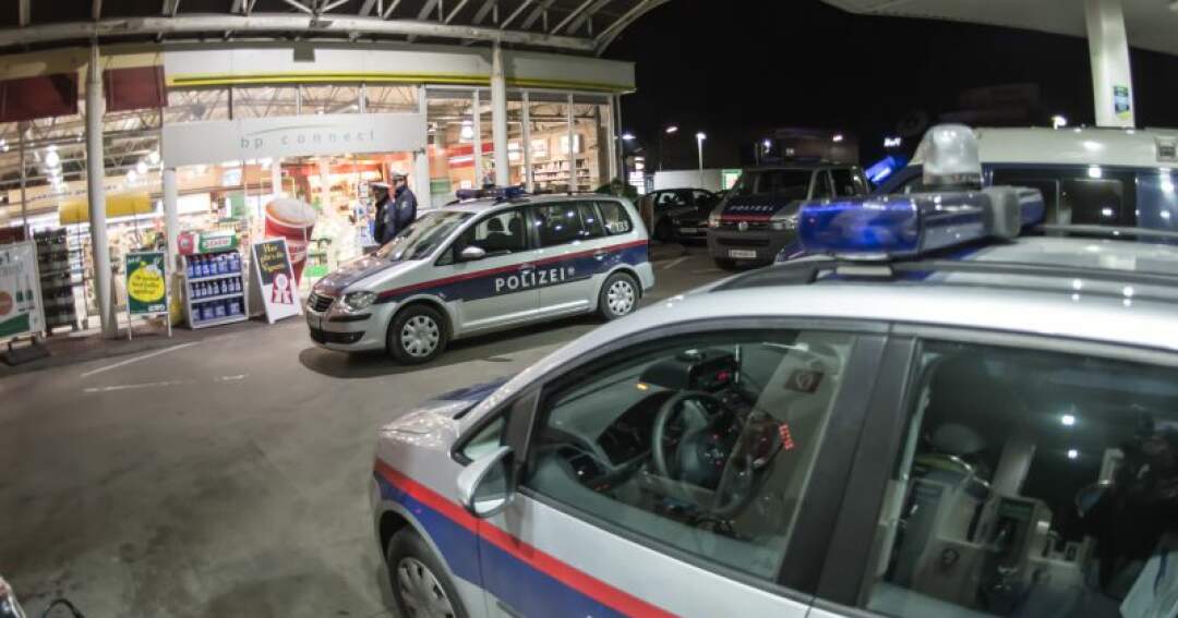 Titelbild: Linzer Tankstelle überfallen - Drei Angestellte mit Waffe bedroht
