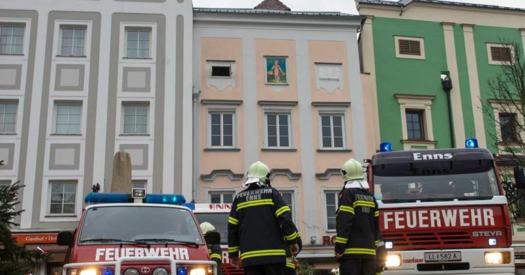 Titelbild: Brand in Ennser Altstadt: Nach einem Tag erneut Glutnester