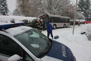 Elf Personen nach Unfall in Linienbus gefangen busunfall-leonding_04.jpg