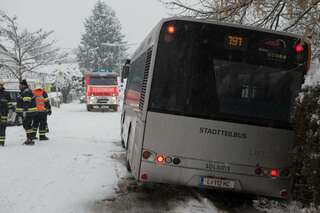 Elf Personen nach Unfall in Linienbus gefangen busunfall-leonding_10.jpg