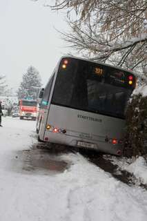 Elf Personen nach Unfall in Linienbus gefangen busunfall-leonding_11.jpg