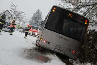 Elf Personen nach Unfall in Linienbus gefangen busunfall-leonding_13.jpg