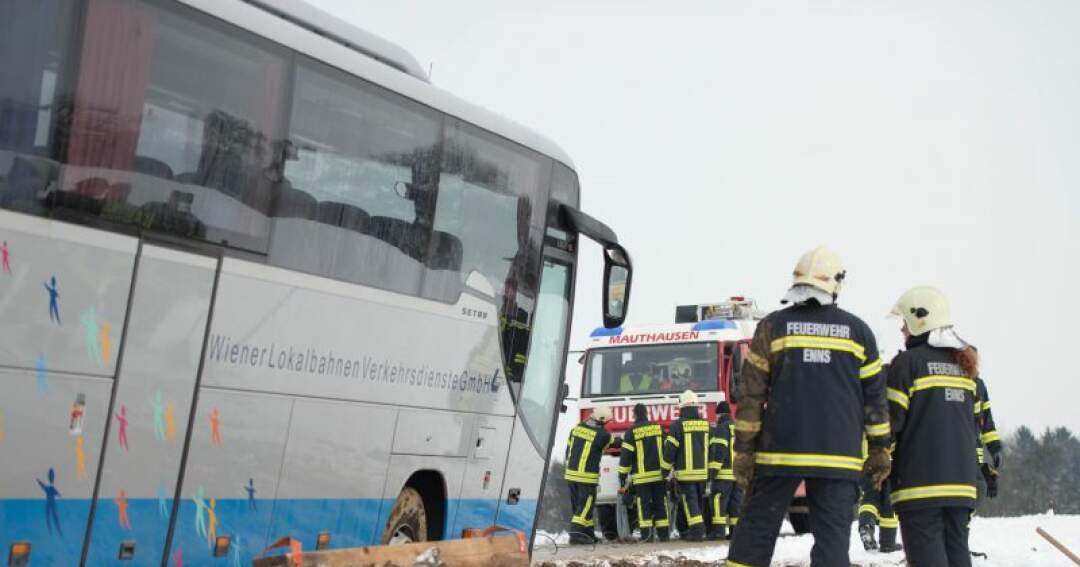 Titelbild: Reisebus blieb stecken - 40 Schüler befreit