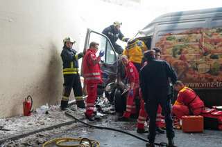 Schwerer Verkehrsunfall in Tunnel - Mann in Kleintransporter eingeklemmt 20130213-7628.jpg