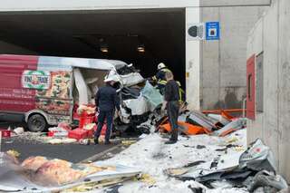 Schwerer Verkehrsunfall in Tunnel - Mann in Kleintransporter eingeklemmt 20130213-7629.jpg